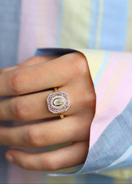 bague plaqué or de style art deco ornée d'une pierre de lune et de pierres de couleur