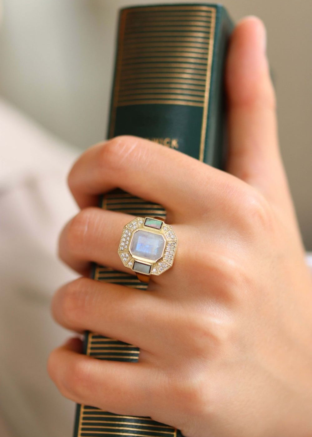 bague de style art déco plaqué or ornée d'une pierre de lune facettée