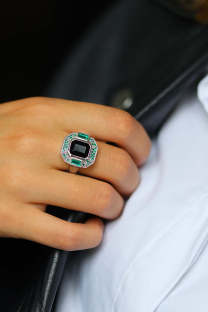Bague art déco en argent ornée d'onyx noir et de pierres vertes