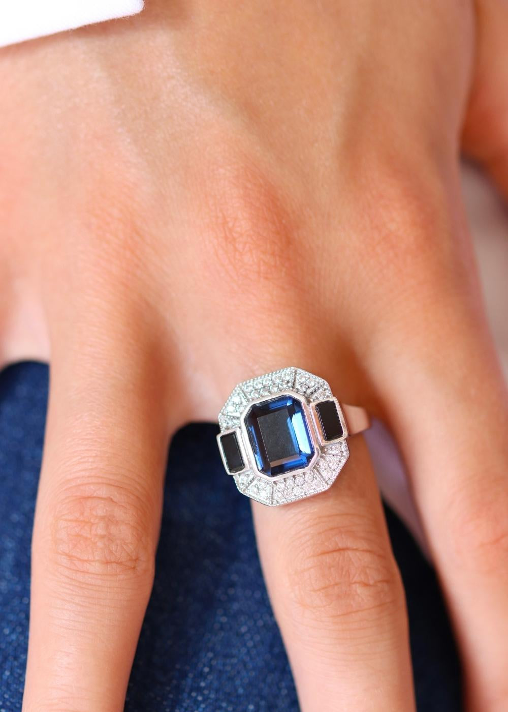 Bague art déco en argent ornée d'une pierre bleue