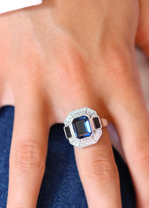 Bague art déco en argent ornée d'une pierre bleue
