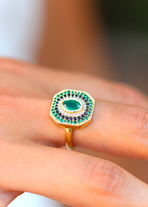 Bague art deco avec une pierre couleur émeraude