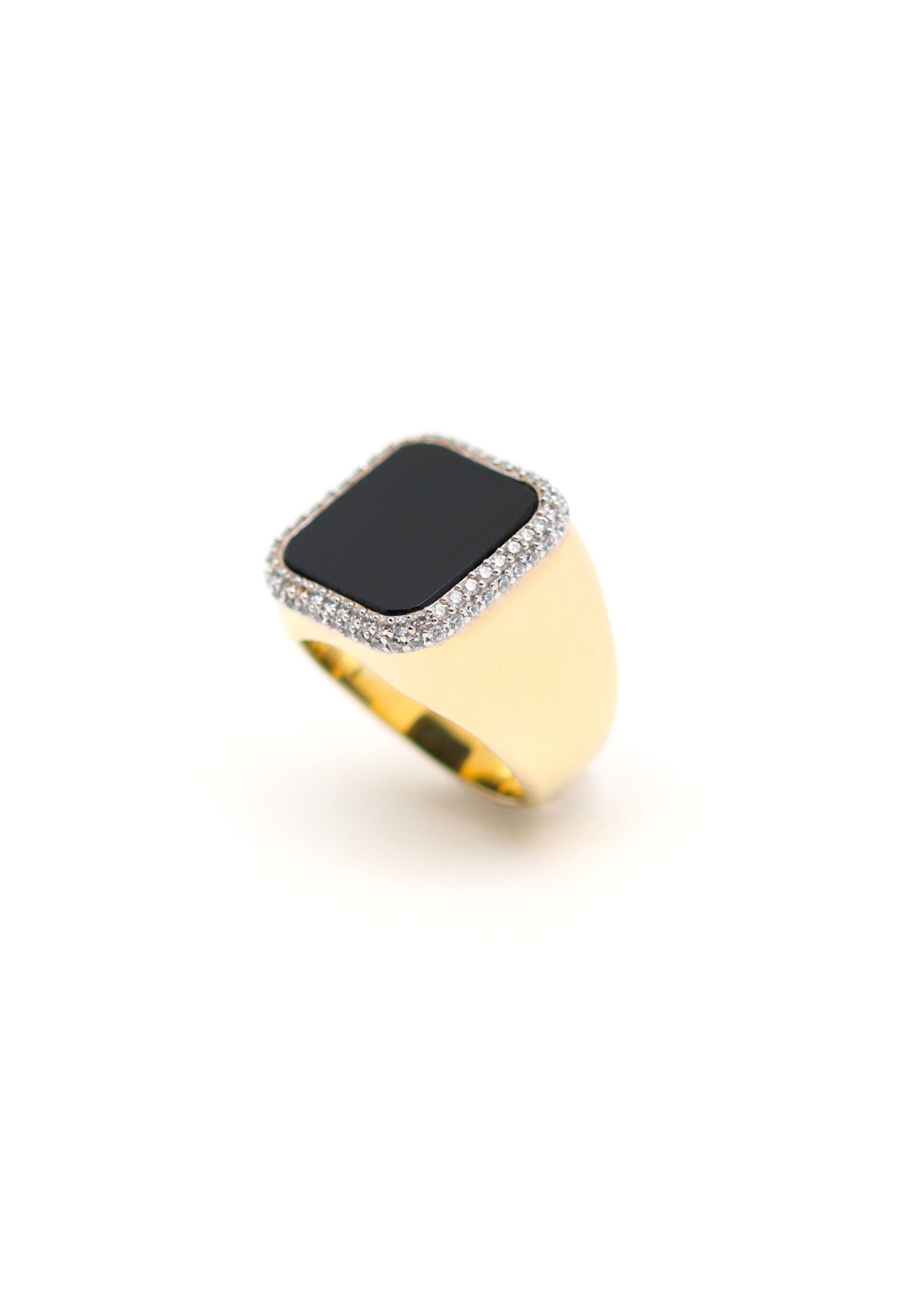 bague chevalière carrée plaqué or ornée d'onyx noir