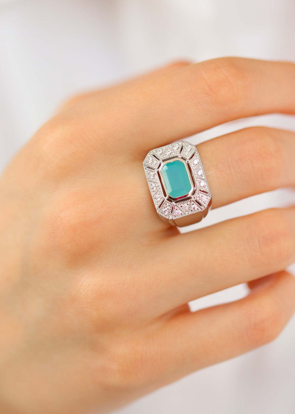 bague art deco argent ornée d'une calcédoine d'eau facettée