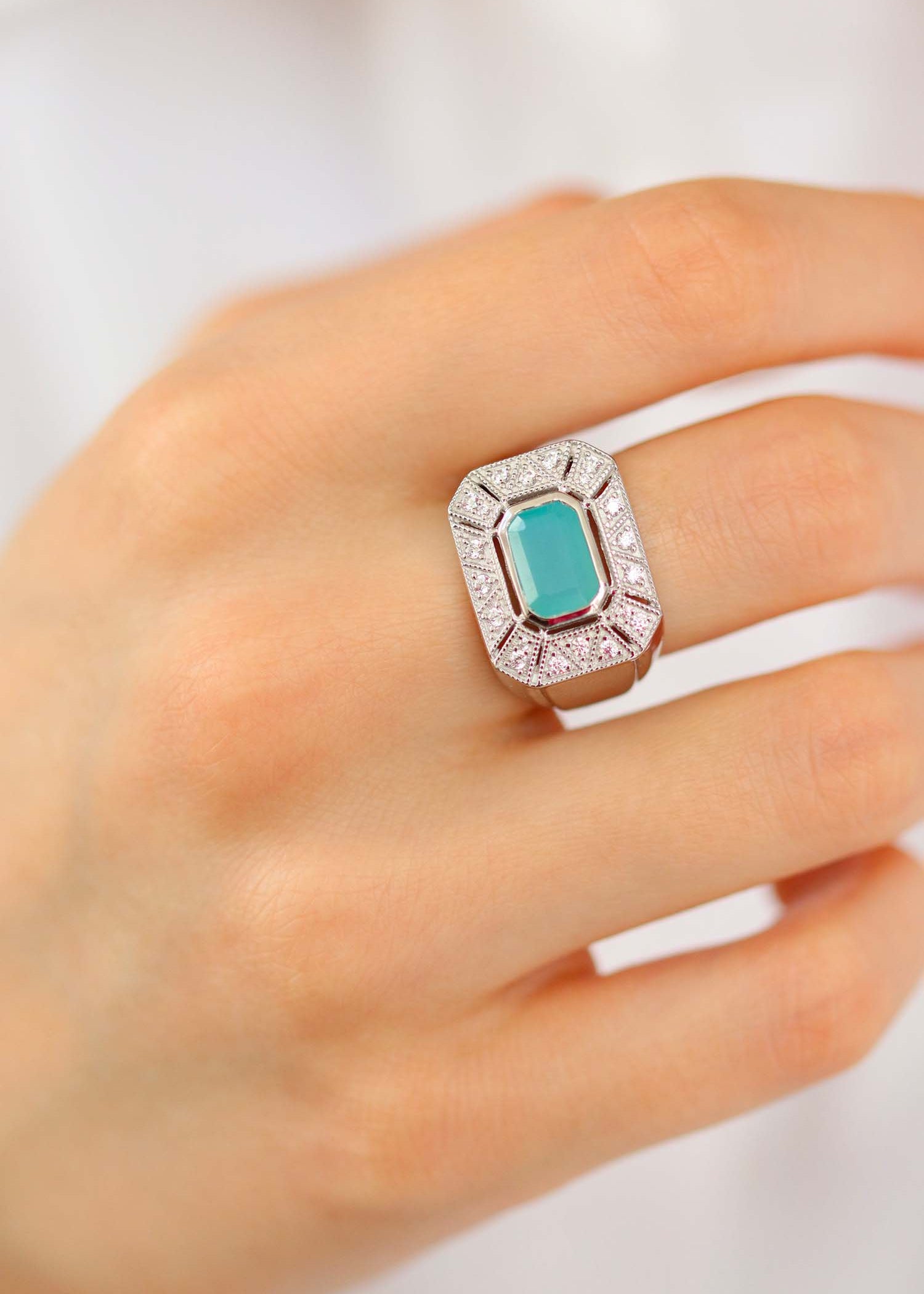 bague art deco argent ornée d'une calcédoine d'eau facettée