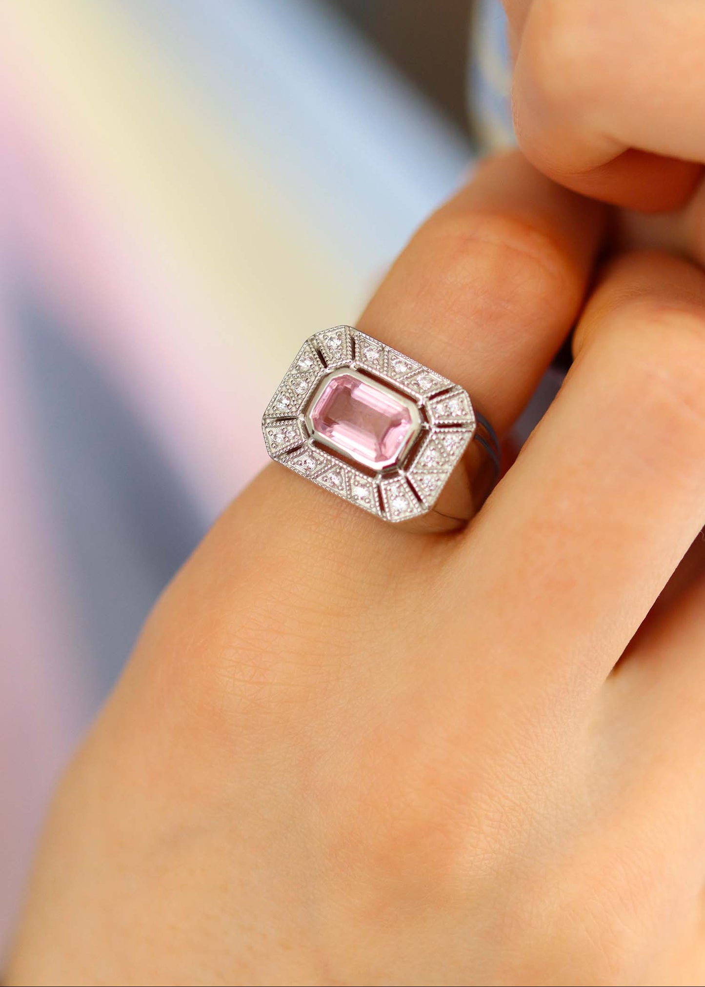 bague art deco argent ornée d'un quartz rose facetté