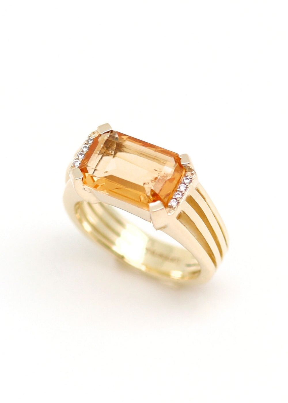 Bague chevalière femme plaqué or sertie d'une citrine taille émeraude