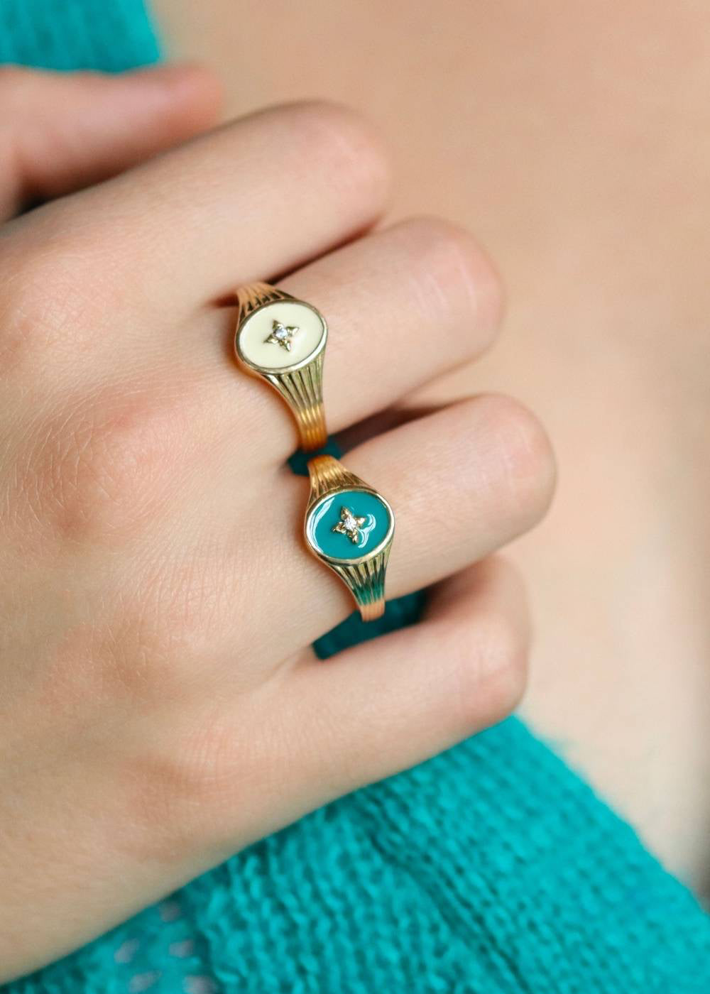 Bague chevalière femme plaqué or émaillée bleue paon