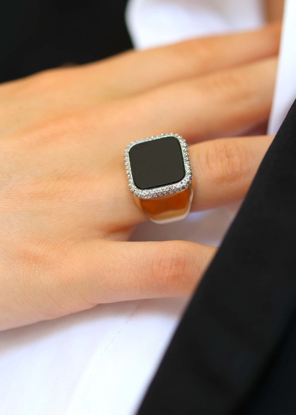 Bague chevalière carrée arrondie plaqué or et onyx noir