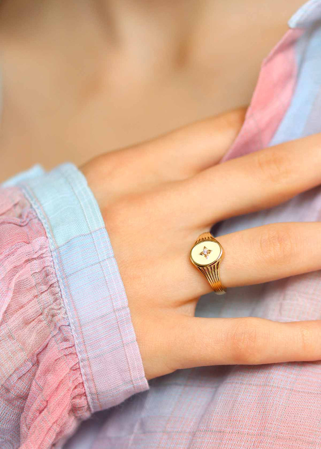 Bague chevalière femme plaqué or émail blanc cassé