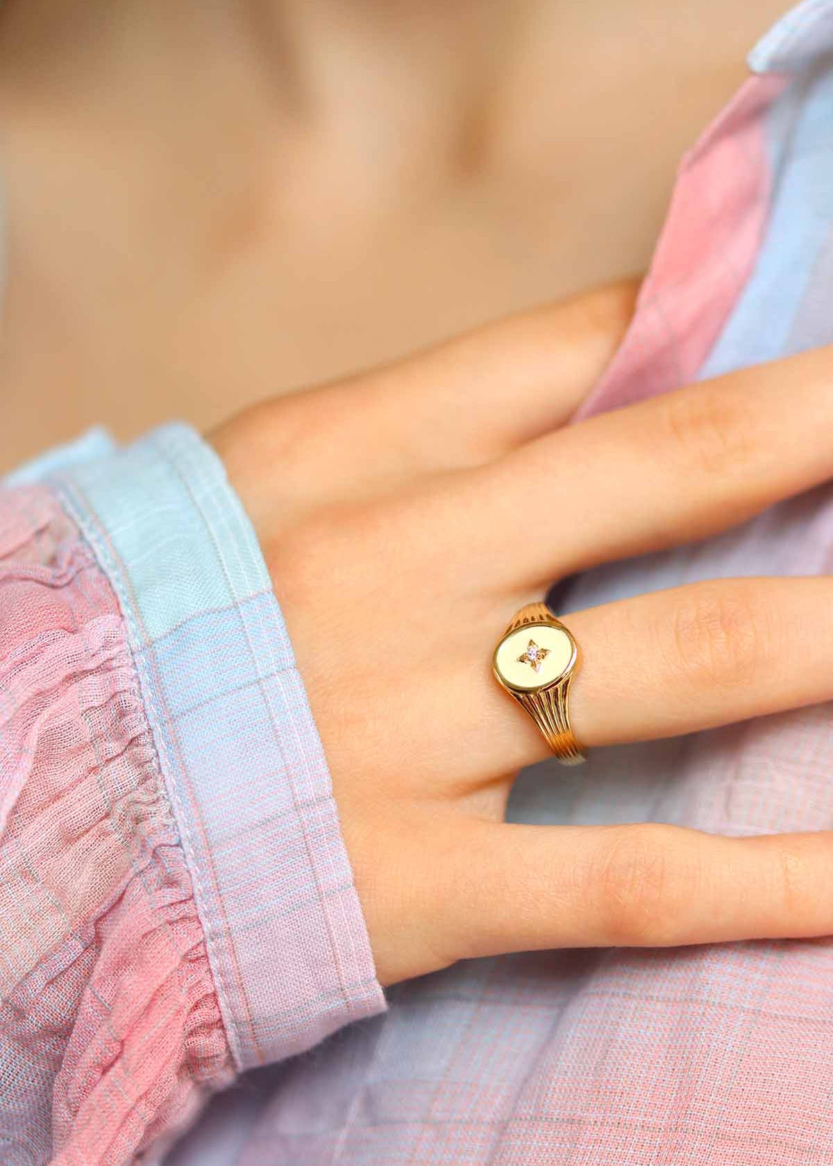 Bague chevalière femme plaqué or émail blanc cassé