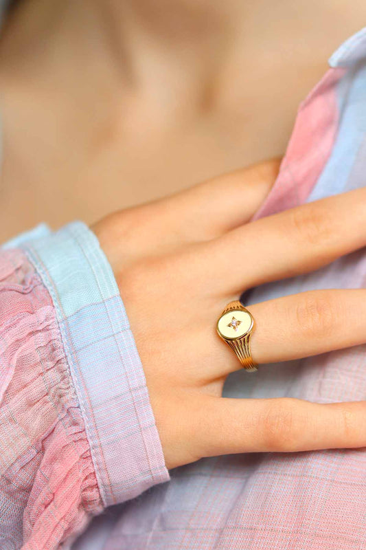 Bague chevalière femme plaqué or émail blanc cassé