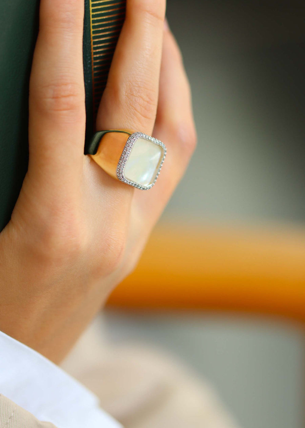 bague chevalière carrée femme plaqué or ornée de nacre