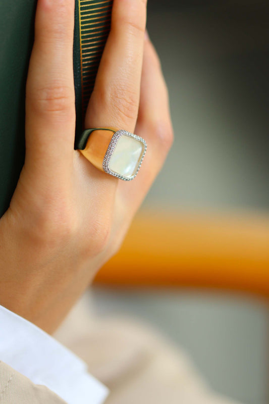 bague chevalière carrée femme plaqué or ornée de nacre