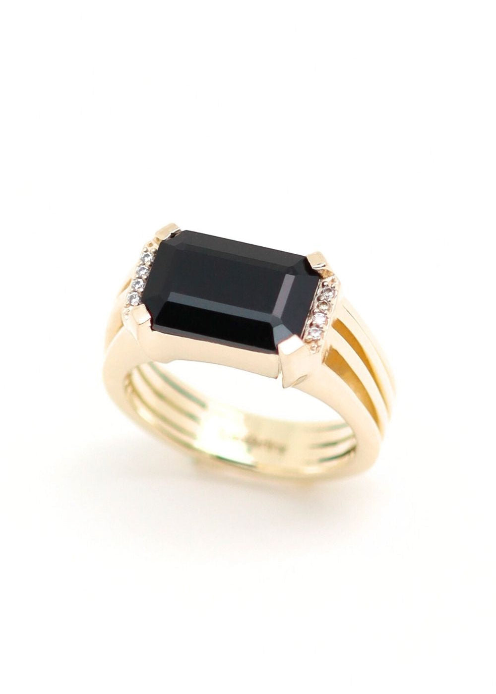 Bague chevalière femme plaqué or sertie d'un onyx noir taille émeraude