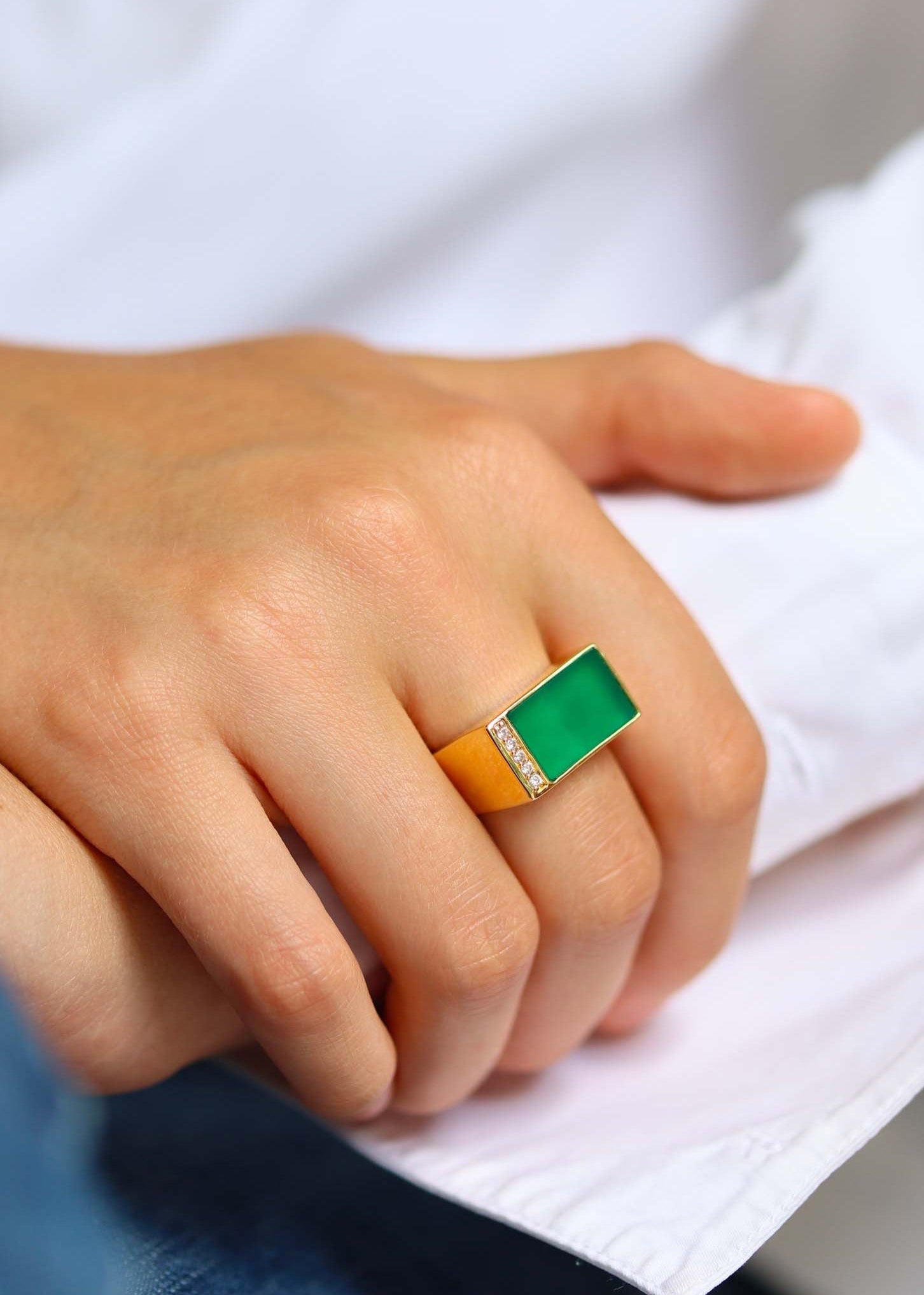 Bague chevalière rectangle sertie d'onyx vert