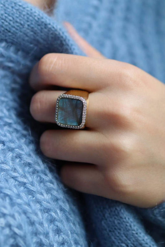 bague chevalière femme carrée en plaqué or et ornée de labradorite