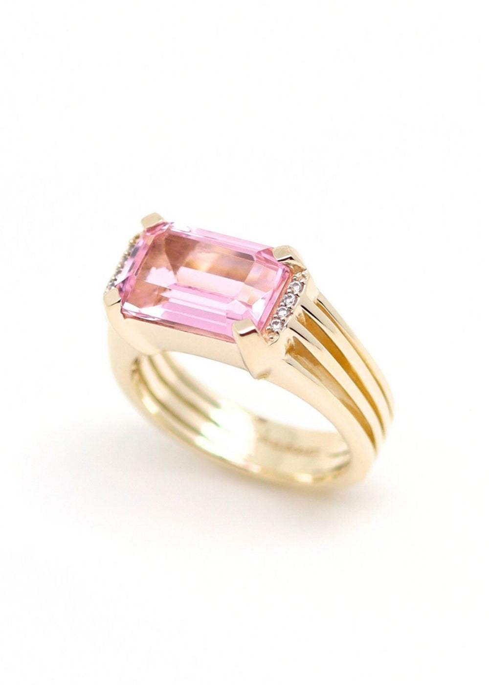 Bague chevalière femme plaqué or sertie d'un quartz rose taille émeraude