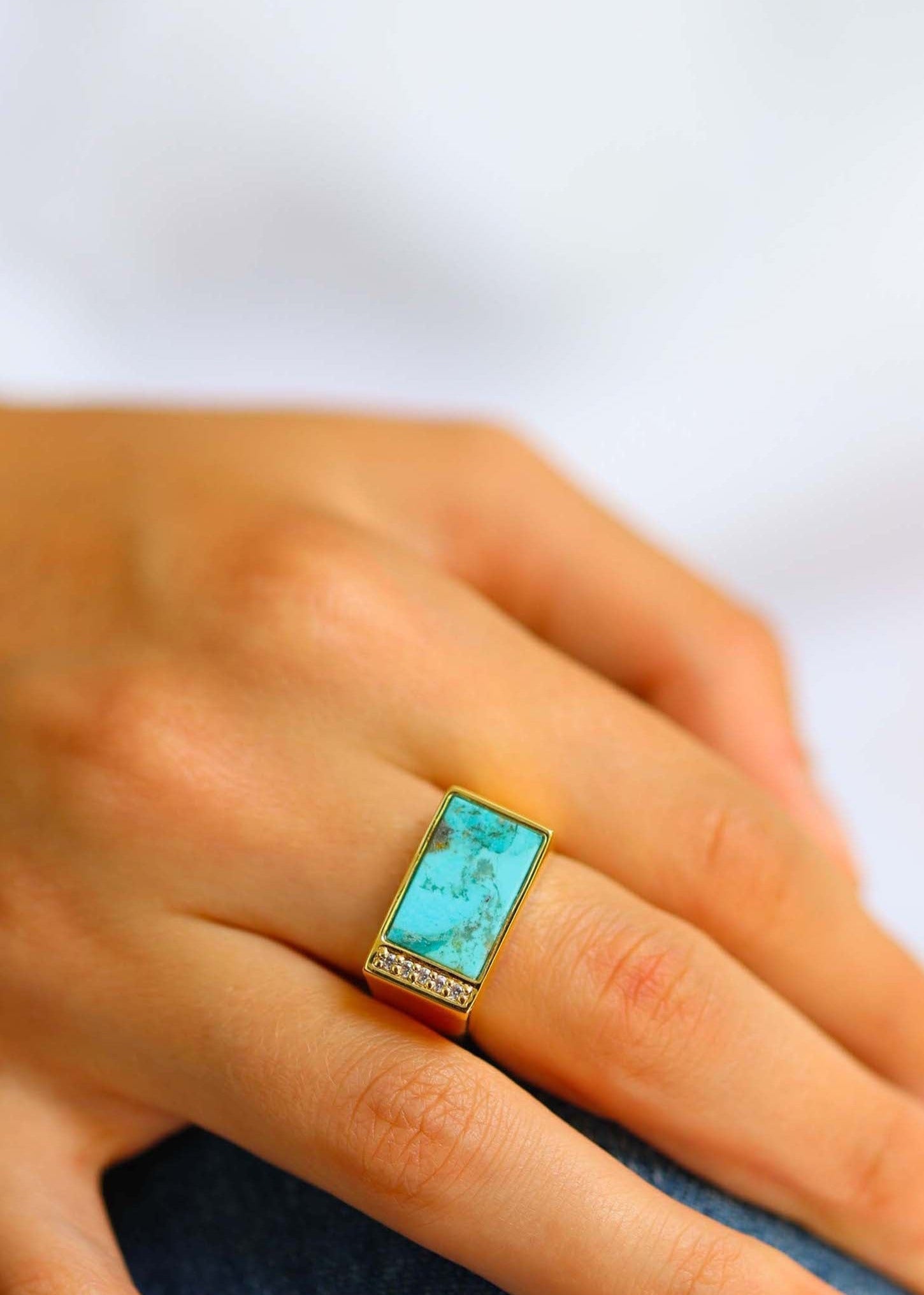 Bague chevalière rectangle sertie de turquoise