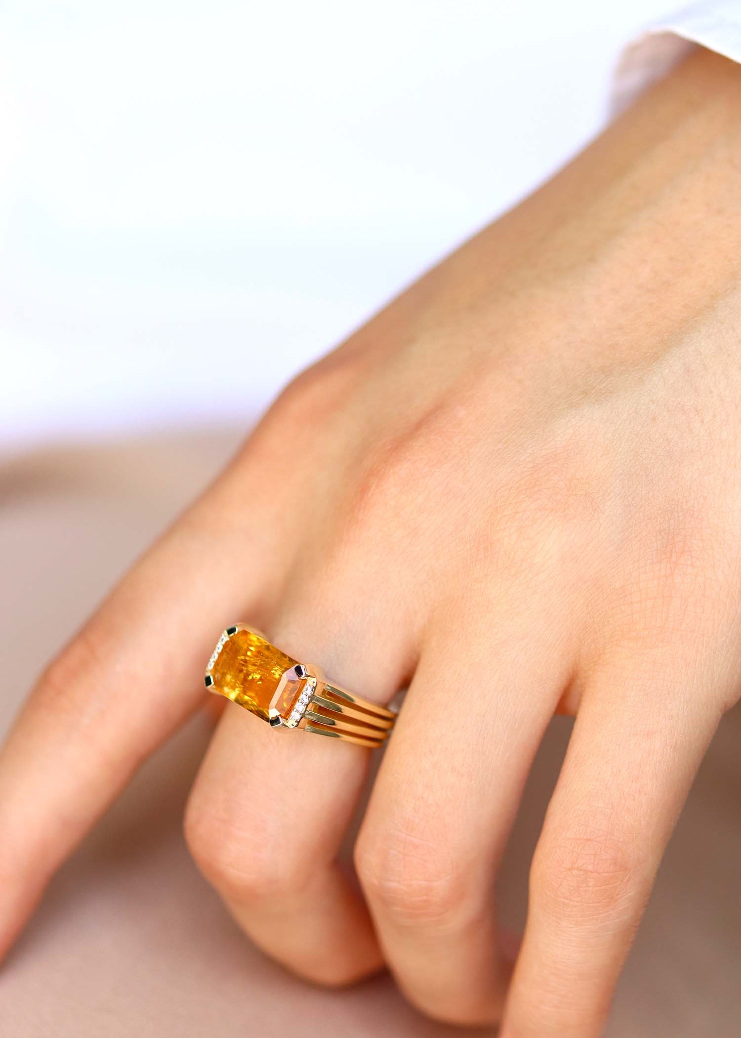 bague plaqué or ornée d'une citrine taille émeraude