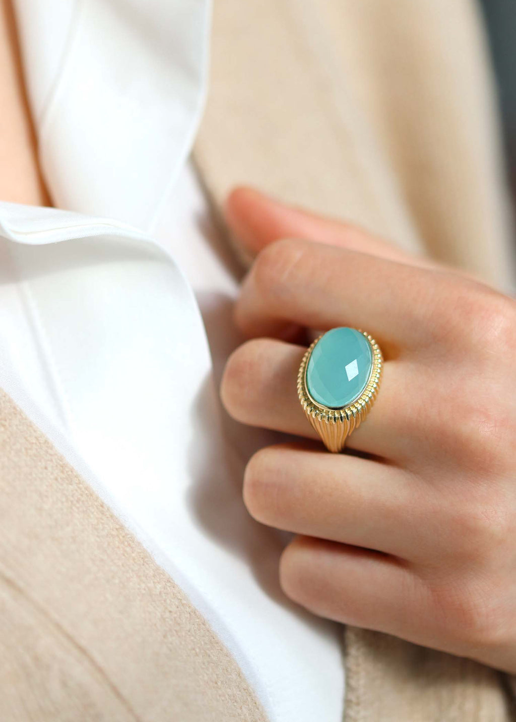 bague femme plaqué or avec une pierre ovale calcédoine aqua facettée