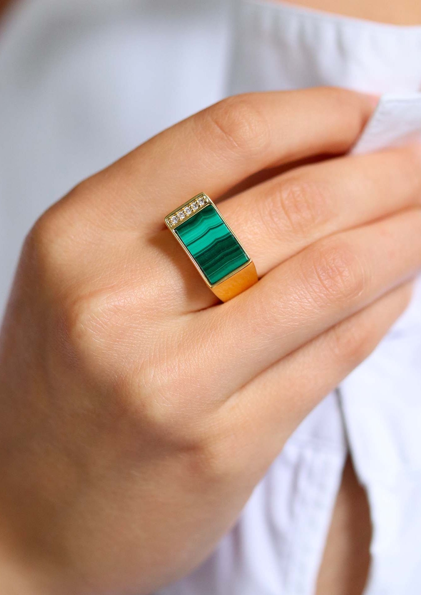 Bague chevalière rectangle sertie de malachite