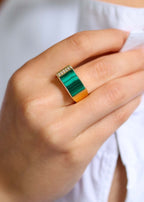 Bague chevalière rectangle sertie de malachite