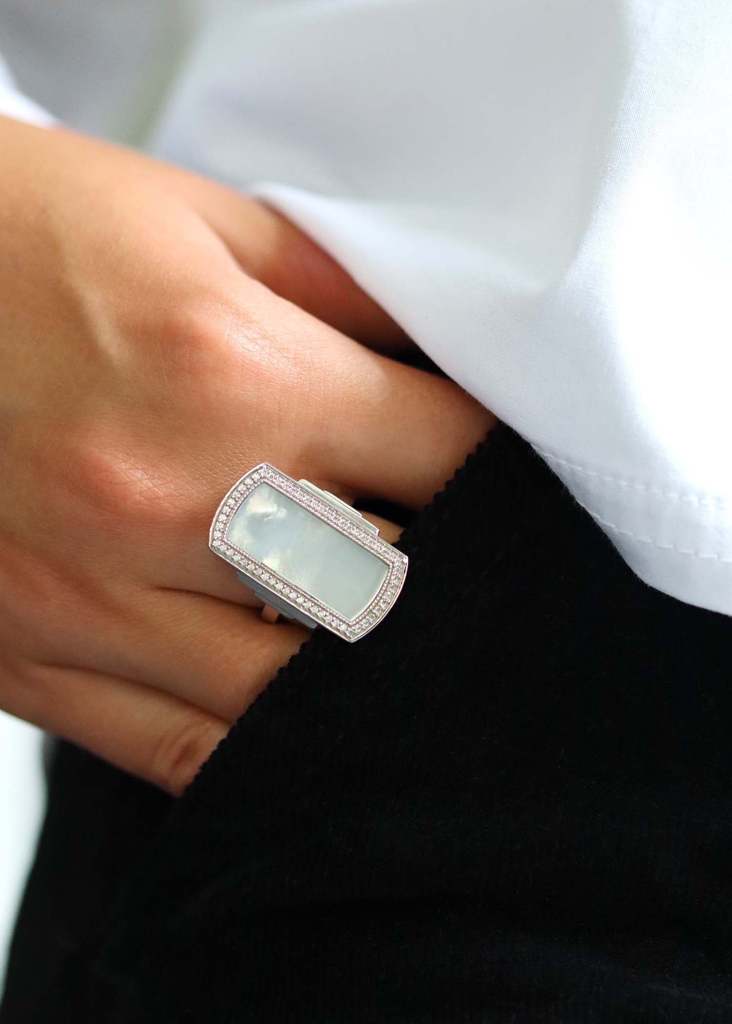 Bague de style art deco longue en argent et nacre