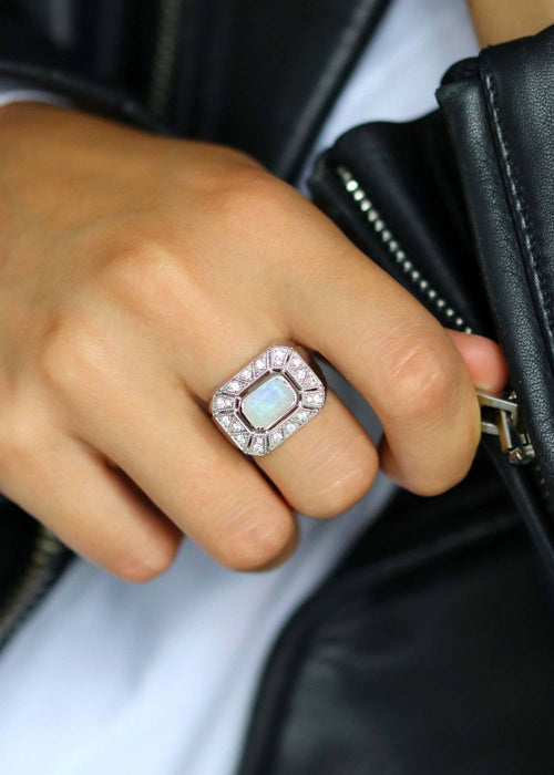 Bague art deco en argent ornée d'une pierre de lune octogonale