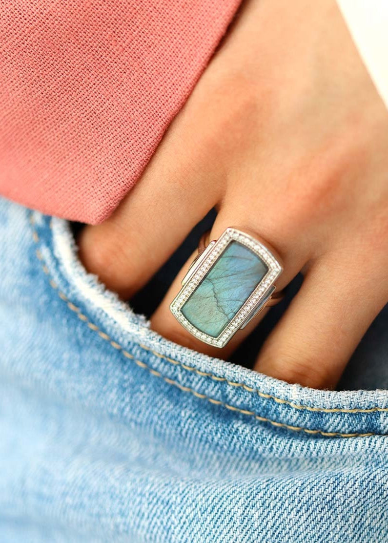 bague argent femme art déco ornée de labradorite et d'oxydes de zirconium