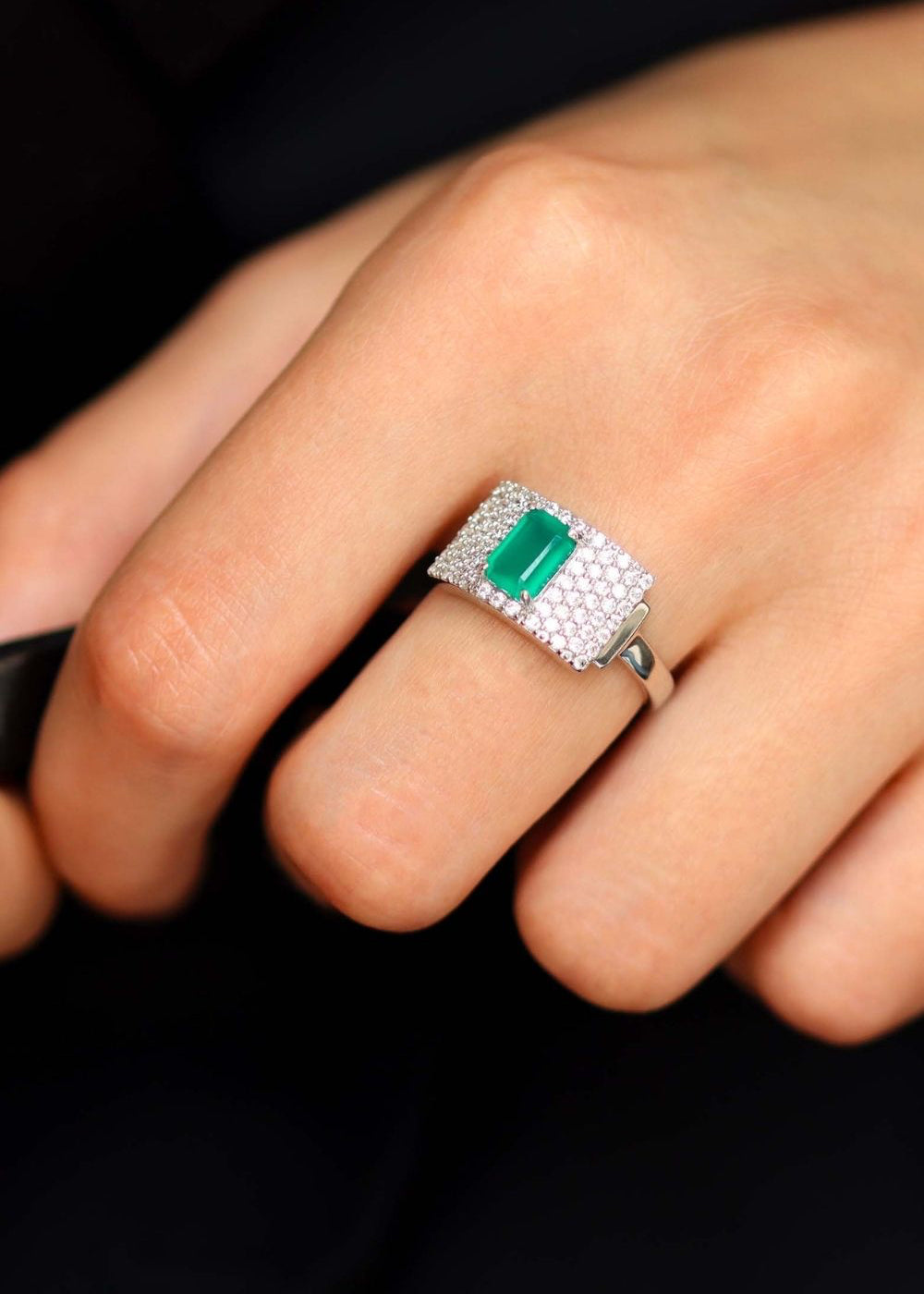 Bague argent art déco pavée d'oxydes de zirconium et sertie d'une pierre onyx vert octogonale