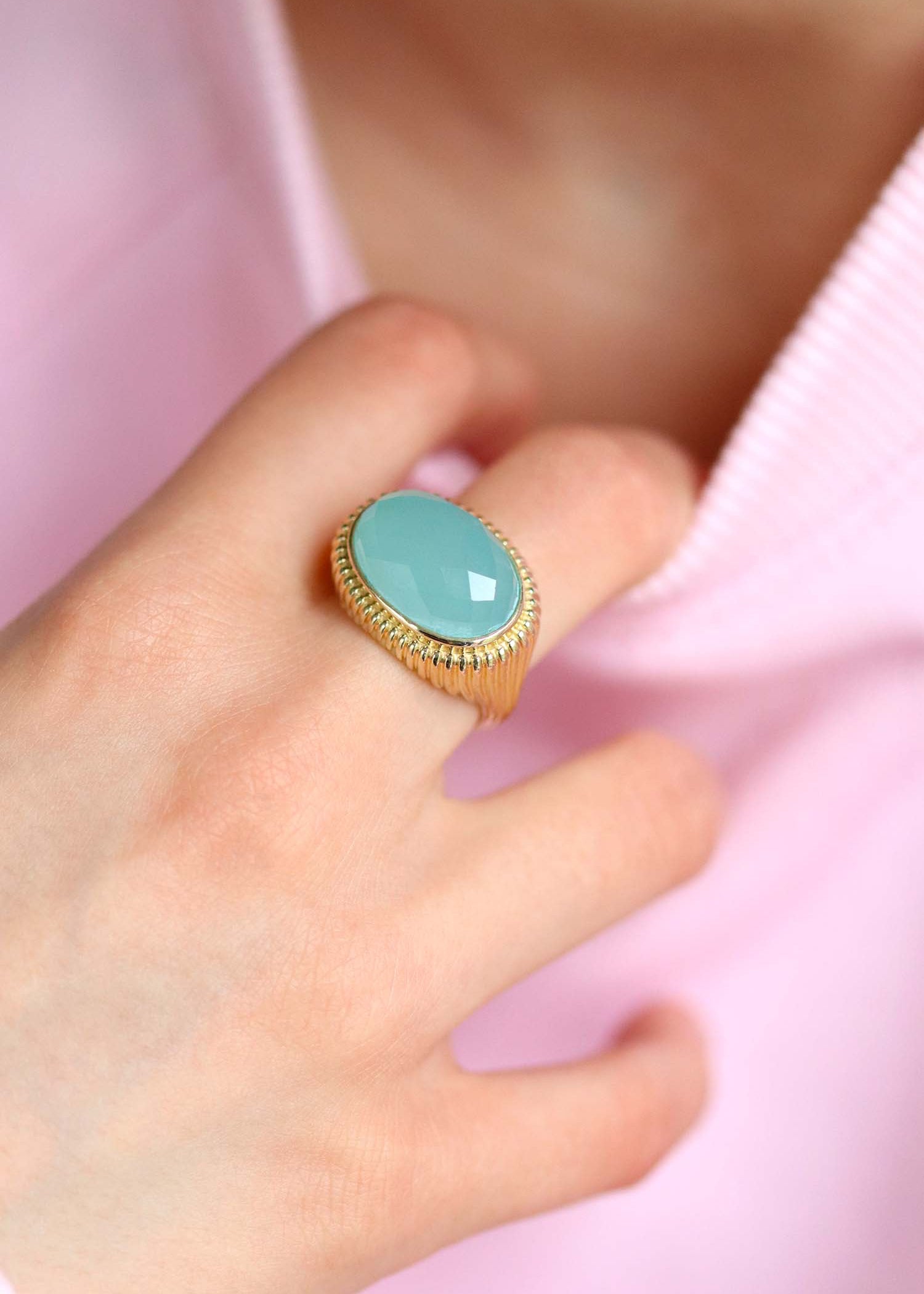 Bague femme plaqué or avec une pierre calcédoine aqua ovale facettée