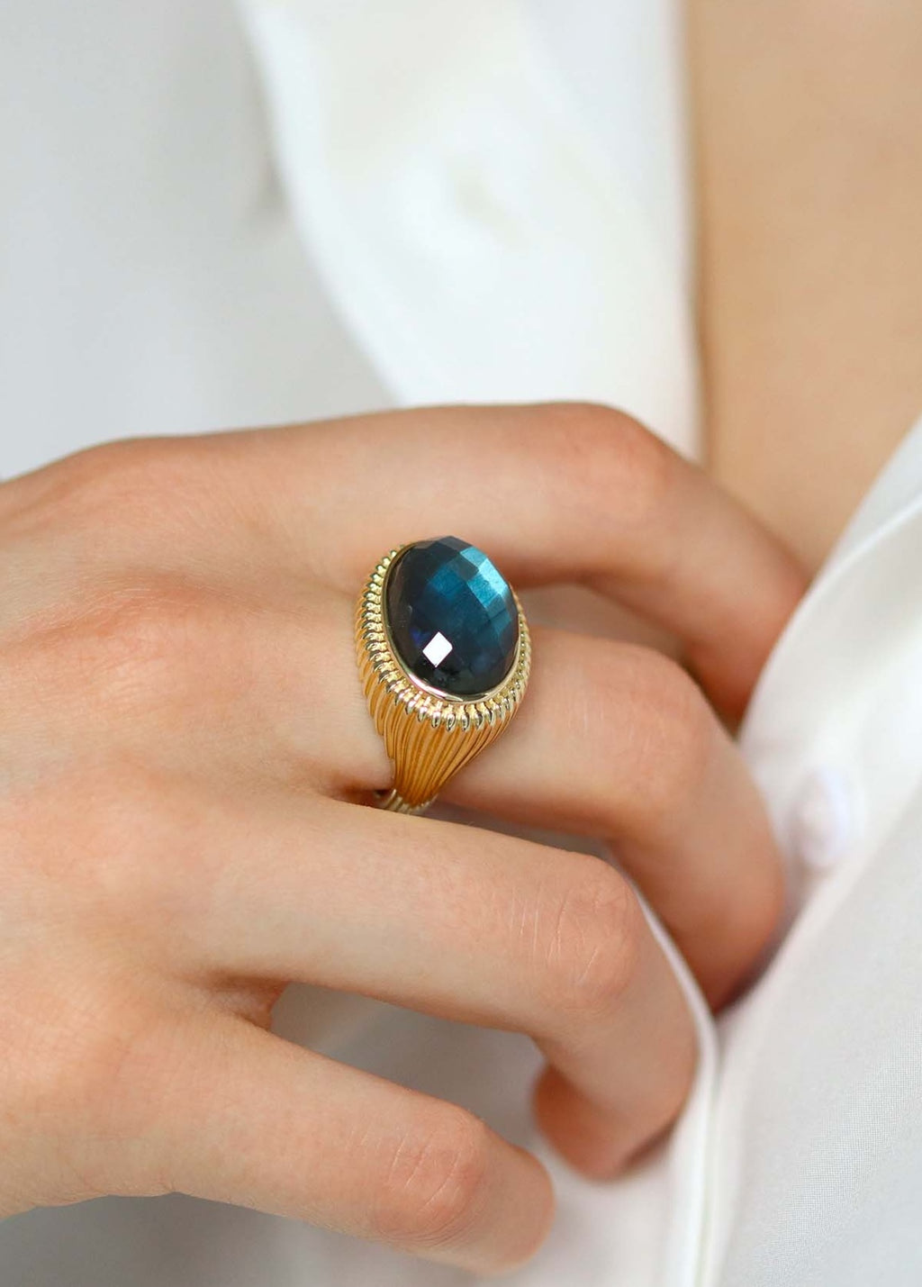 bague femme plaqué or avec une pierre ovale labradorite facettée