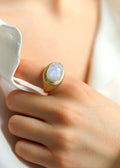 bague femme plaqué or avec une pierre de lune ovale facettée