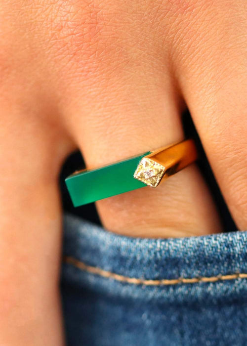bague femme plaqué or rectangulaire ornée d'onyx vert