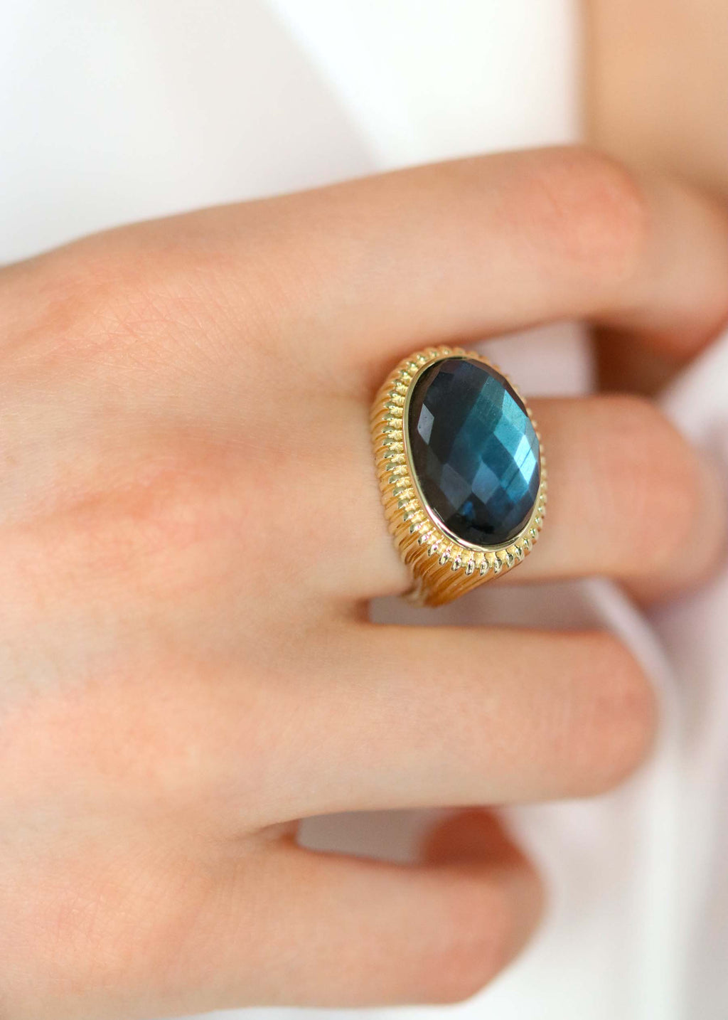 bague femme plaqué or avec une pierre ovale labradorite facettée