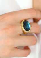 bague femme plaqué or avec une pierre ovale labradorite facettée