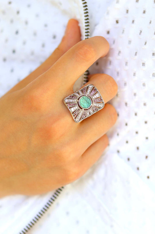 Bague en argent motif rayonnant ornée de labradorite et d'oxydes de zirconium