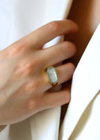 Bague dorée et nacre