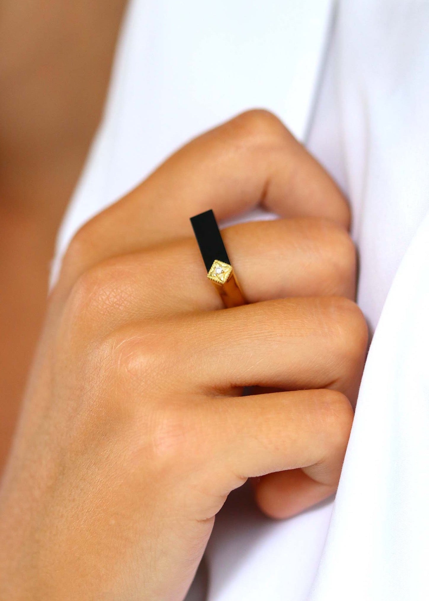 Bague fine plaqué or ornée d'onyx