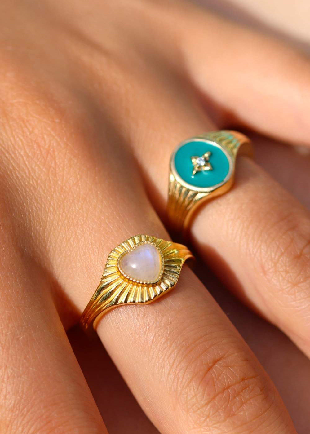 Bague plaqué or avec un coeur en cabochon de pierre de lune