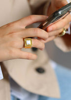 Bague plaqué or carrée avec nacre