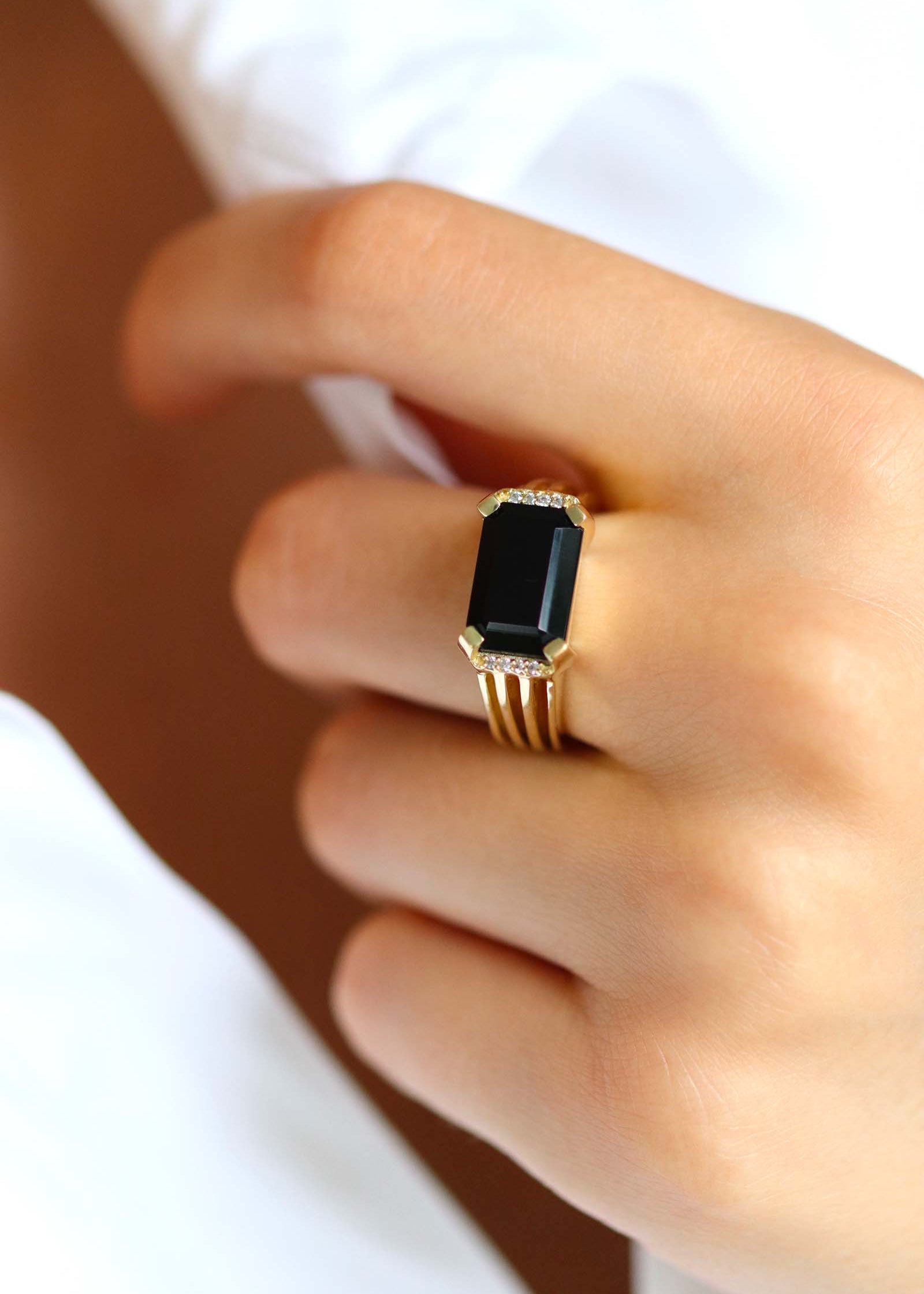 bague plaqué or ornée d'une pierre en onyx noir taille émeraude