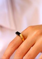 bague femme plaqué or rectangulaire ornée d'onyx noir