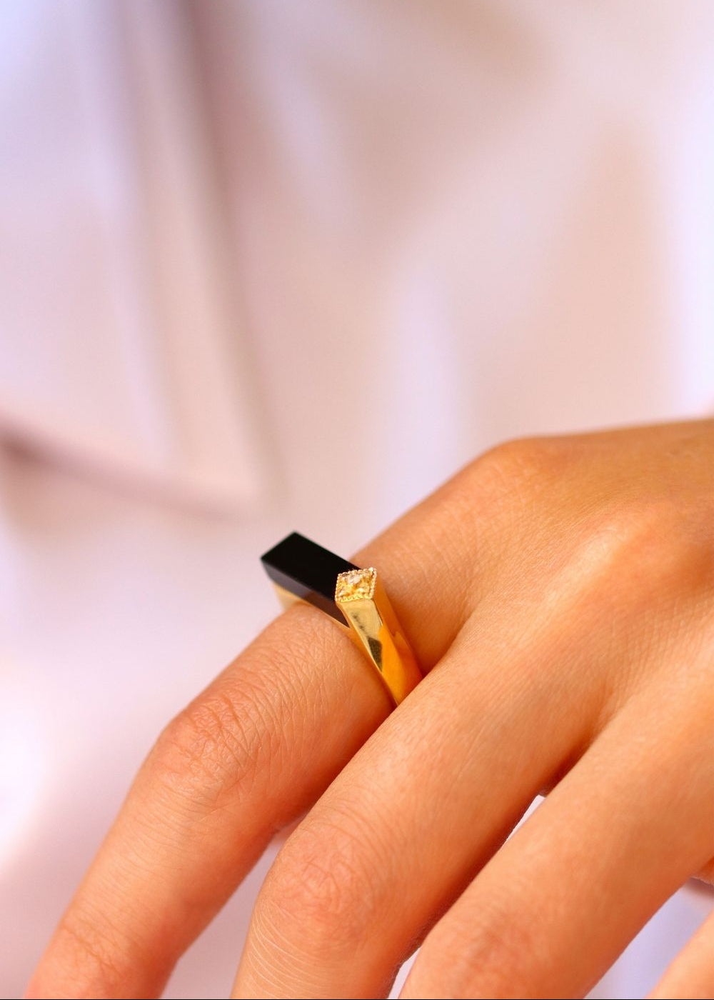 bague femme plaqué or rectangulaire ornée d'onyx noir