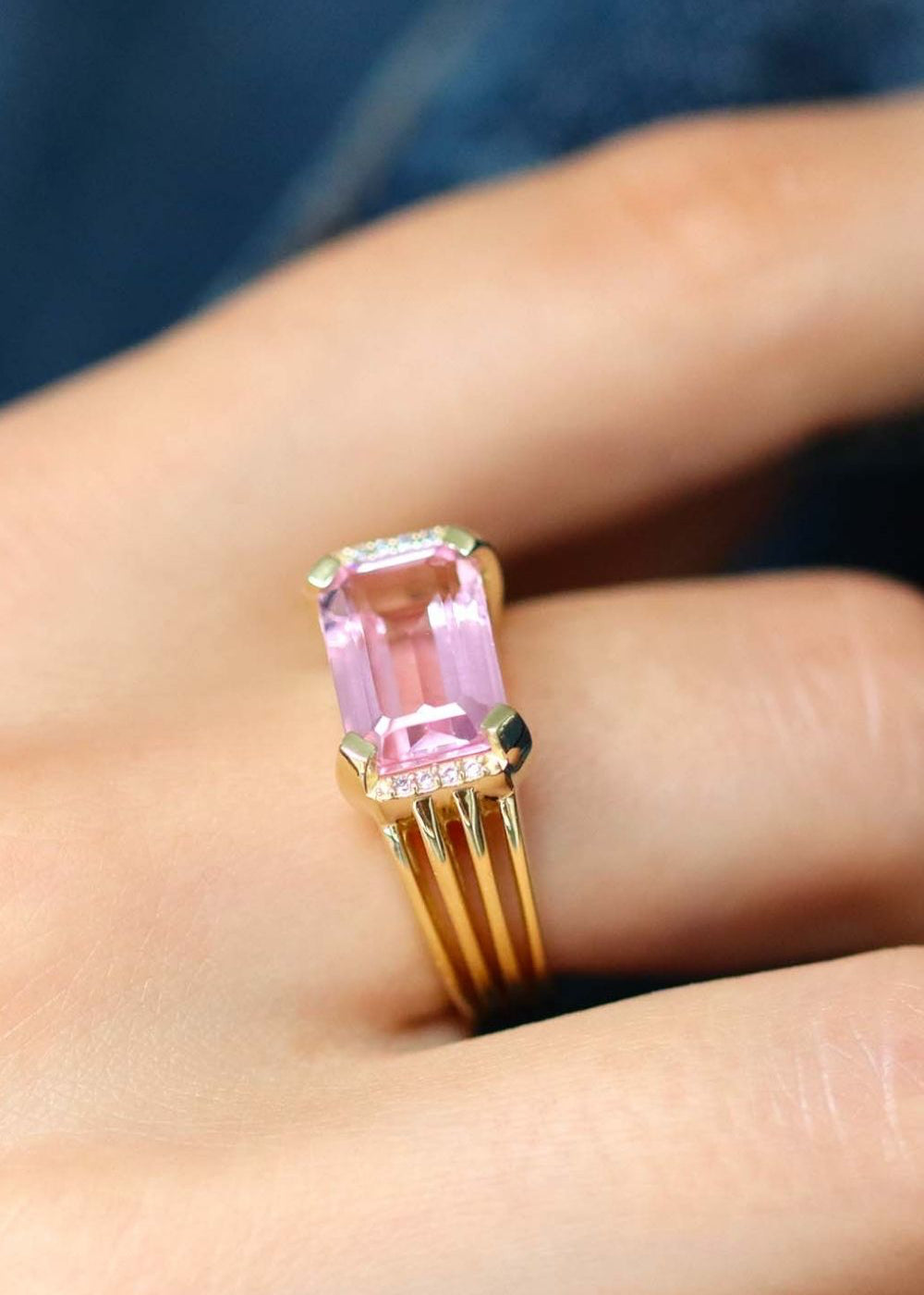 Bague chevalière plaqué or avec une pierre octogonale en quartz rose