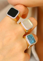 bague chevalière femme carrée avec pierres fines