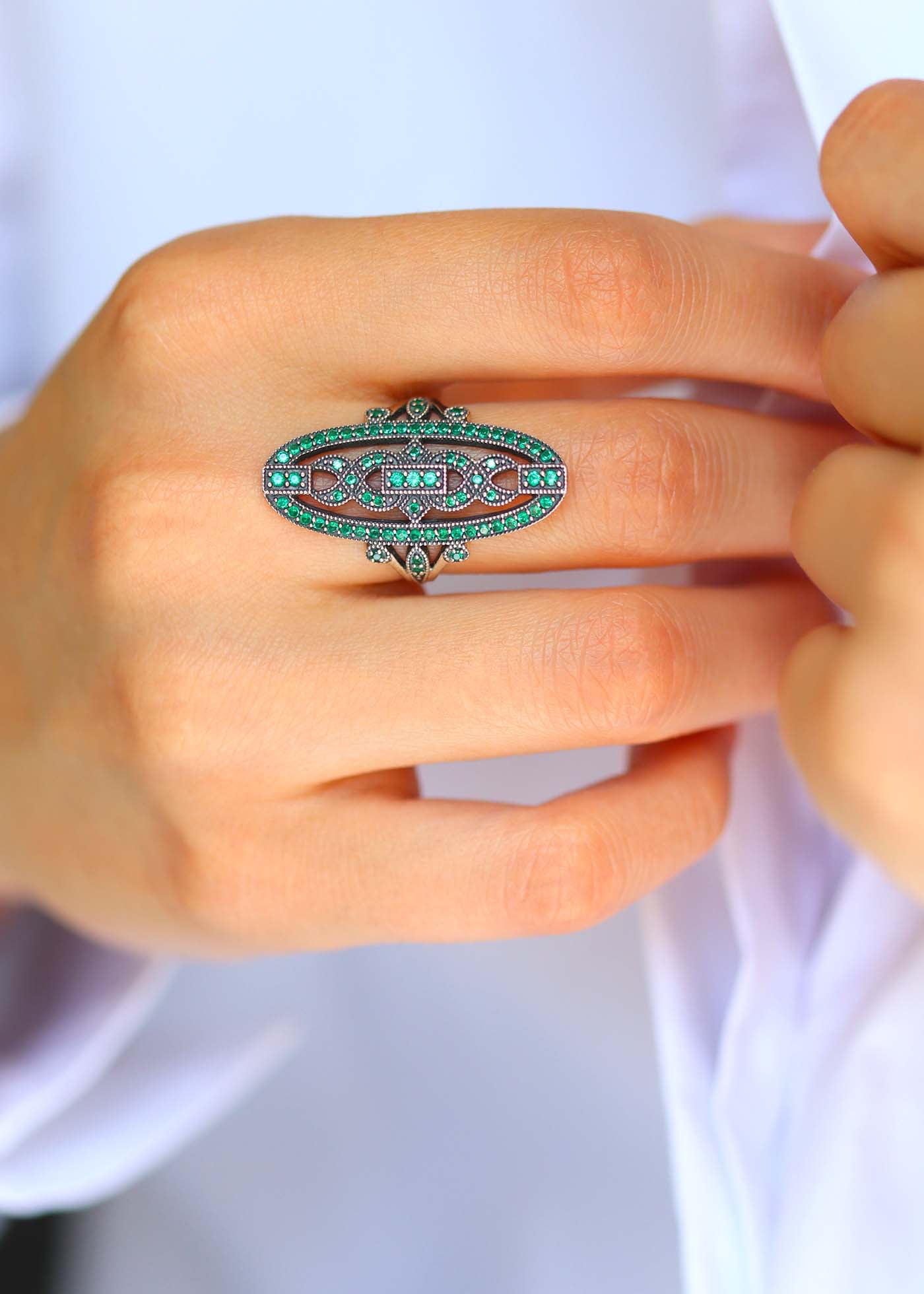 Bague marquise art déco en argent ornée de pierres vertes