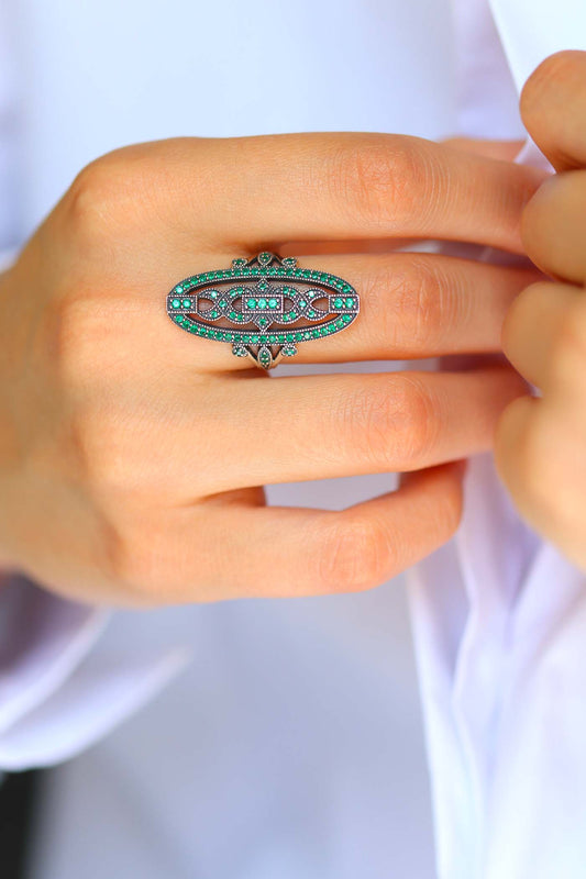 Bague marquise art déco en argent ornée de pierres vertes