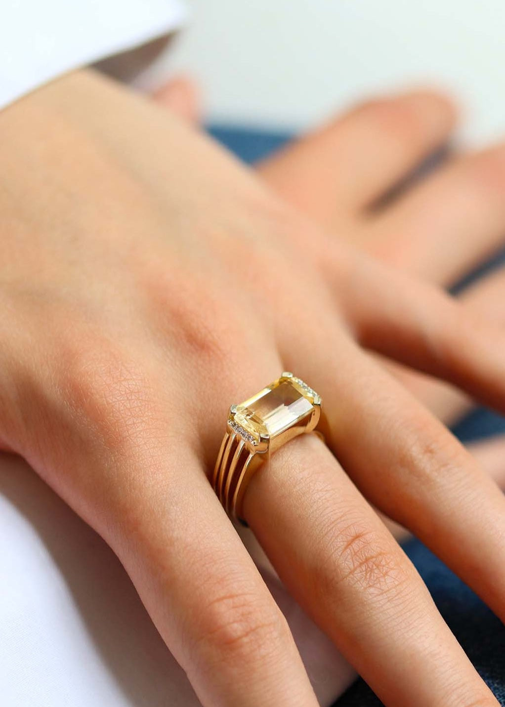 bague plaqué or ornée d'une citrine taille émeraude